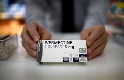 Una caja de ivermectina, el medicamento para animales que se ha agotado debido a un bulo que afirma que cura la covid-19.
