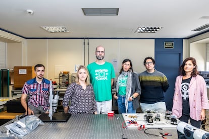 Profesores ayudante doctor Ignacio  Juárez, Diana Núñez, Rodrigo Megía, Irene Rujas, David Sánchez y Belén Picatoste, en la facultad de Ciencias Físicas