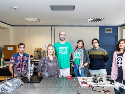 Profesores ayudante doctor Ignacio Juárez, Diana Núñez, Rodrigo Megía, Irene Rujas, David Sánchez y Belén Picatoste, en la facultad de Ciencias Físicas