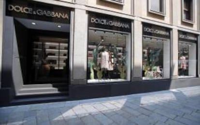 Vista de la tienda que la firma de moda Dolce & Gabbana tiene en Via della Spiga en Milán (Italia). EFE/Archivo