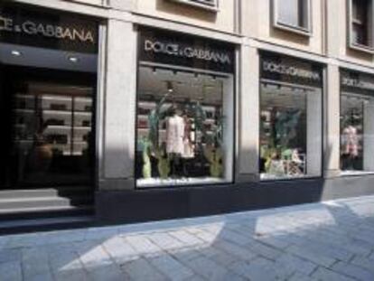 Vista de la tienda que la firma de moda Dolce & Gabbana tiene en Via della Spiga en Milán (Italia). EFE/Archivo