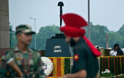 Soldados indios, frente a la Tumba del Soldado Desconocido en Nueva Delhi, India