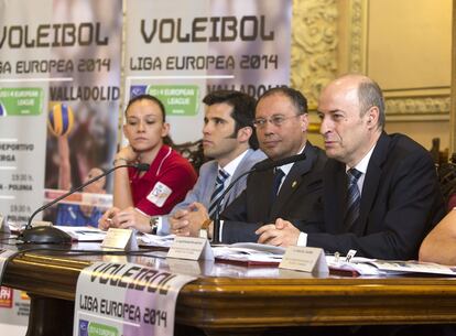 La capitana de la selección femenina de voleibol, Helia González; junto a Alfonso Lahuerta, Alfredo Blanco y Agustín Martín Santos, durante la presentación de la liga europea 2014.