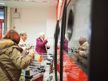 Devolución de botellas de plástico para recuperar el depósito en un supermercado de Colonia (Alemania).