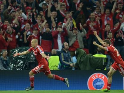 Robben celebra su gol perseguido por Müller.