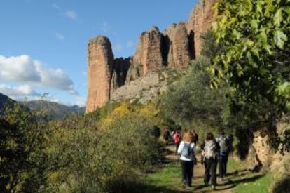 Senderistas en el paisajes de los mallos de Riglos (Huesca).