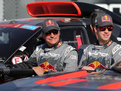 Carlos Sainz y Emil Bergkvist durante la sesión de fotos del equipo antes del Dakar.