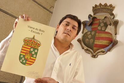 El alcalde popular de Viana do Bolo, Andrés Montesinos, muestra el escudo elegido por su gobierno para representar el municipio.