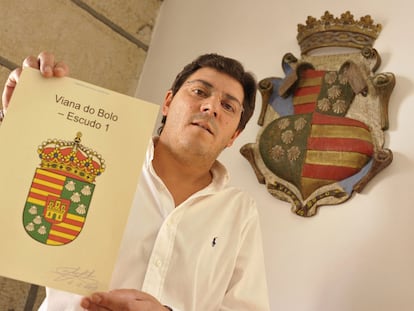 El alcalde popular de Viana do Bolo, Andrés Montesinos, muestra el escudo elegido por su gobierno para representar el municipio.