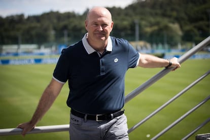 Pepe Mel posa en las instalaciones deportivistas en Abegondo.