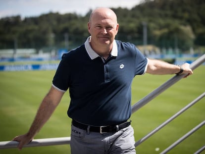 Pepe Mel posa en las instalaciones deportivistas en Abegondo.