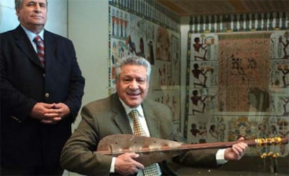 El director del Centro de Caligrafía de la Biblioteca de Alejandría, Abdel Halim Nur El Din, y el musicólogo de la Universidad de Helwan Khairy El Malt.