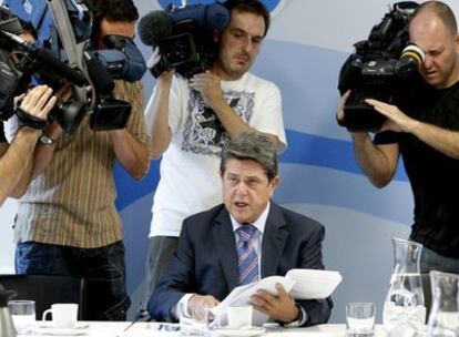 Federico Trillo muestra la denuncia en un encuentro con periodistas en la sede del PP.