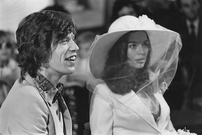 Uno de los looks de novia más icónicos de todos los tiempos fue el que eligió Bianca Jagger para casarse con el cantante de los Rolling Stones en Saint Tropez en 1971. Además del traje, el sombrero con velo hizo historia en los anales de la moda nupcial.
