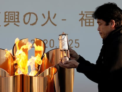 La llama símbolo de los Juegos Olímpicos descansa en una linterna preparada para preservarla.