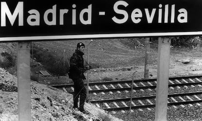 Un soldado de la Brigada Paracaidista vigila la línea de alta velocidad, AVE Madrid-Sevilla, en la provincia de Toledo, debido a la amenaza de ETA, el 1 de marzo de 1992.