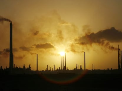 Imagen de la refinería de Isla, en Willemstad, en la isla de Curaçao, tomada en 2008.