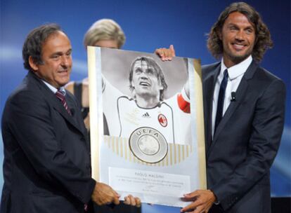 Paolo Maldini recibe un premio especial por su carrera de manos del presidente de la UEFA, Joseph Blatter.