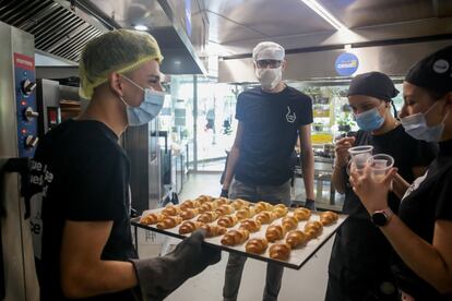 Varios alumnos de La Quinta Cocina, programa de cocina para jóvenes en riesgo de exclusión, preparan menús para familias vulnerables el pasado día 9 en Madrid.
