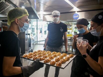 Varios alumnos de La Quinta Cocina, programa de cocina para jóvenes en riesgo de exclusión, preparan menús para familias vulnerables el pasado día 9 en Madrid.