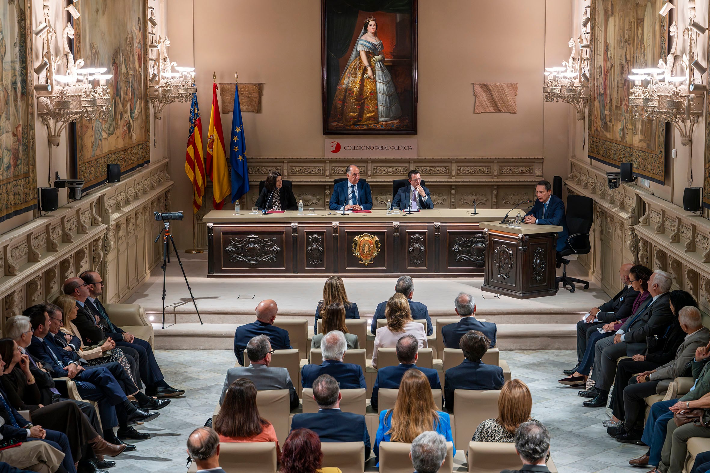 De izda. a dcha. en el escenario: la presidenta del Consejo General del Notariado, Concepción Pilar Barrio Del Olmo; el conseller de Emergencias e Interior, Juan Carlos Valderrama; el decano del Colegio Notarial de Valencia, José Carmelo Llopis y el decan