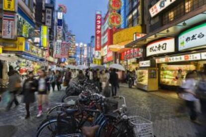 Luces de neón en la noche de Osaka, en Japón.