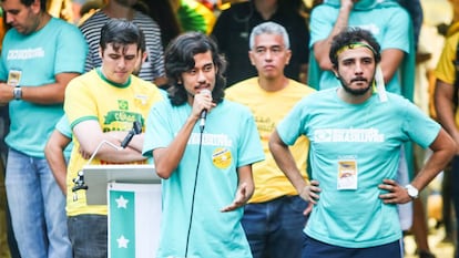 Kim Kataguiri, Renan Santos e outros membros MBL protestam a favor do impeachment de Dilma, em março de 2016.