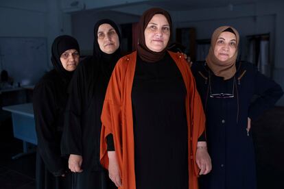 En el centro de la fotografía, Umm Mohammed. Es la directora del centro educativo Life Makers, donde enseña a leer y a memorizar el Corán a mujeres sirias y las entrena en trabajos artesanales y elaboración de textiles. Su centro también da cursos de prevención a las mujeres que llegan con hijas para que no caigan en la tentación de venderlas. El objetivo es que ellas puedan ganarse la vida con trabajos domésticos mientras tratan de enviar a sus hijos a la universidad para mejorar sus perspectivas de futuro. Las distintas organizaciones que trabajan en el campo ofrecen programas de apoyo de la salud mental para las mujeres que llegan con traumas psicológicos derivados de la guerra.