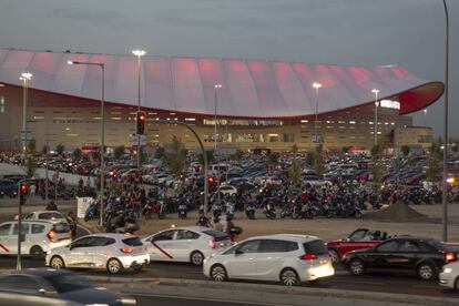 Entrada de coches y aficionados en el estadio Wanda Metropolitano el pasado sábado, cuando el Atlético de Madrid jugó contra el Barcelona.