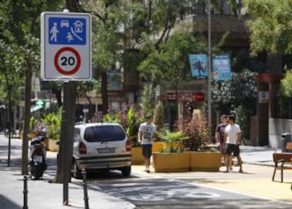 Un coche pasa por la calle de Galileo tras la apertura al tráfico.