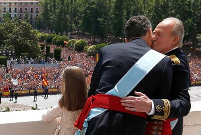 Felipe VI embraces Juan Carlos I (right) after his proclamation in 2014.