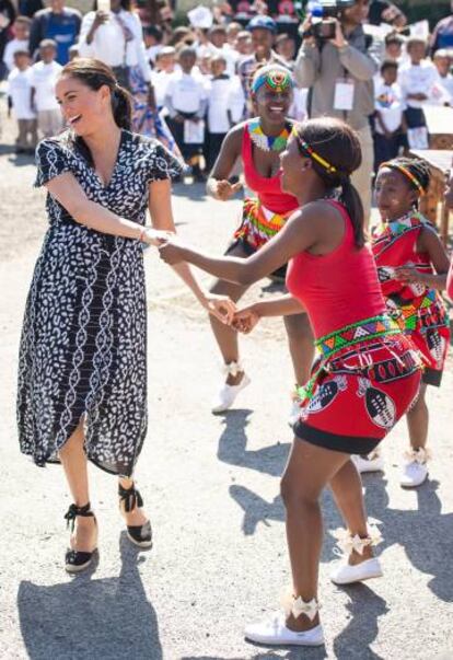 Meghan Markle baila con una niña este martes en Ciudad del Cabo.