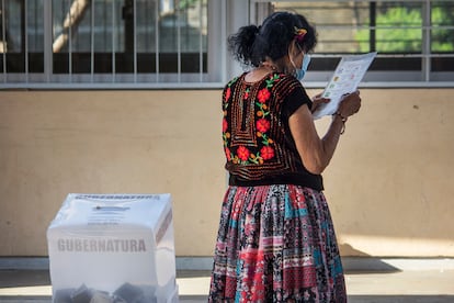 Una mujer vota en  Tehuantepec, Oaxaca. Las urnas, a las que están convocados 11,7 millones de mexicanos, están abiertas desde las 8.00 horas  y cerrarán a las 18.00 horas.