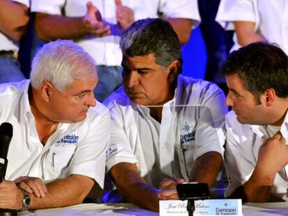 El presidente de Panamá, Ricardo Martinelli (izquierda), habla con los ministros José Raúl Mulino (centro), y Demetrio Papadimitriu (derecha), en mayo de 2009, en Ciudad de Panamá.