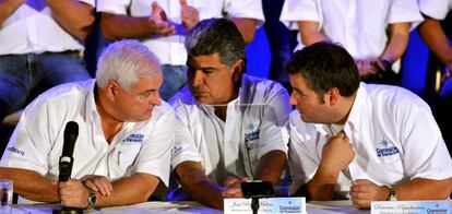 El presidente de Panamá, Ricardo Martinelli (izquierda), habla con los ministros José Raúl Mulino (centro), y Demetrio Papadimitriu (derecha), en mayo de 2009, en Ciudad de Panamá.