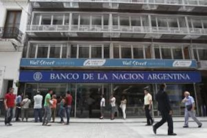 Detalle de la entrada de la sucursal de un banco argentino, en el centro de Buenos Aires. EFE/Archivo