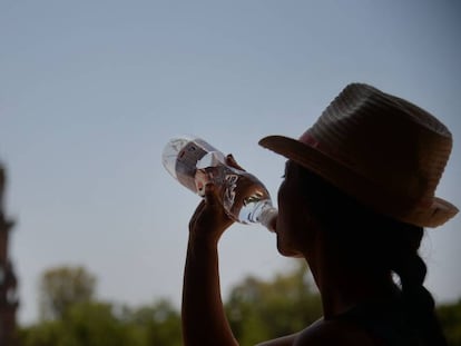 Una mujer bebe agua el pasado sábado en Sevilla, en plena ola de calor.