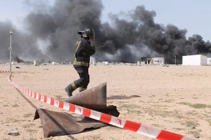 Un bomber a la zona de l'explosió.