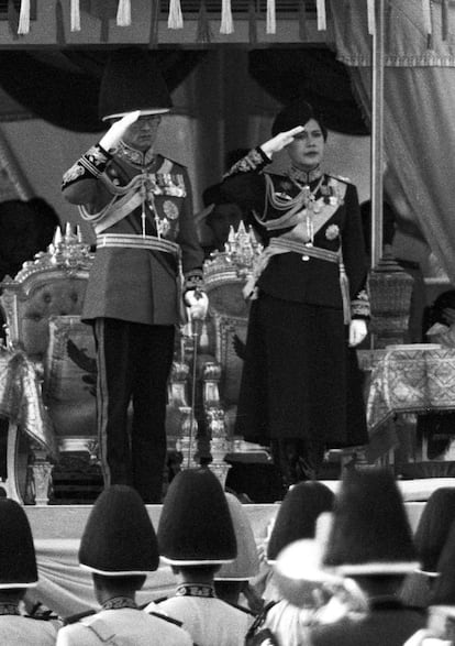 Bhumibol y la reina Sirikit saludan a las tropas durante un desfile militar en Bangkok. Fotografía de diciembre de 1989.