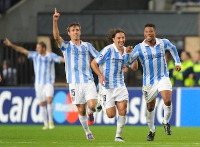 Monreal, Iturra y Eliseu celebran un gol.