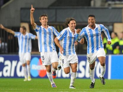 Monreal, Iturra y Eliseu celebran un gol.