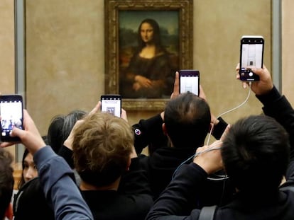 Visitantes en la sala de La Gioconda del Louvre.