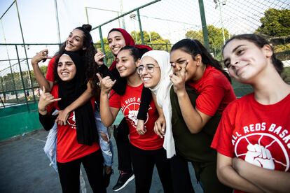 Jugadoras del Palestina Youth Club. con el yihab rojo, Rola A. Ferekh.