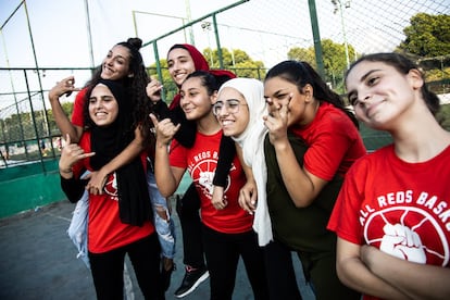 Jugadoras del Palestina Youth Club. con el yihab rojo, Rola A. Ferekh.