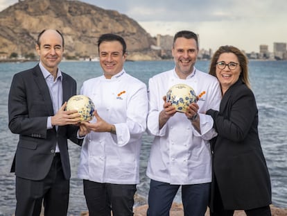 Juan Manuel del Rey y David García, del Corral de la Morería; y Fran Martínez y Cristina Díaz, de Maralba, posan con sus respectivos soles en Alicante.