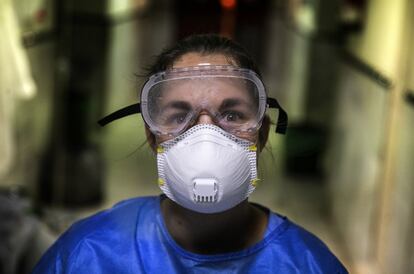 En el Marañón, como en todos los hospitales, no ha sobrado el material de protección y sus profesionales, también como en el resto de Madrid, se han quejado de falta de guantes, de mascarillas, de batas, también de material fungible, de ratios de pacientes por profesional que a veces superan lo habitual. Ha ocurrido desde marzo en todas las plantas, en todas las unidades de críticos, en todas las Urgencias. Los profesionales, sobre todo el personal de enfermería, denuncian "que un Estado de Alarma no es una guerra". Amparo García, jefa d Enfermería del bloque quirúrgico, explica que "no todos los profesionales han de llevar el mismo nivel de protección, que depende de las tareas a realizar". En cualquier caso, saben que el material no ha sobrado: "Hemos hecho desde el principio todo lo posible por gestionar lo que hemos tenido", arguye. En la imagen, Patricia, enfermera de la unidad de críticos del Gregorio Marañón tras salir de atender a un paciente.