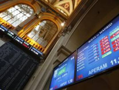 Monitor en la bolsa de Madrid que muestra, entre otras, la prima de riesgo de España, que mide la confianza del mercado en la deuda soberana española, y caía hasta 213 puntos básicos en la apertura de la sesión, debido a la bajada del rendimiento del bono alemán a diez años, que se ha situado en el 1,664 % desde el 1,686 por ciento anterior.