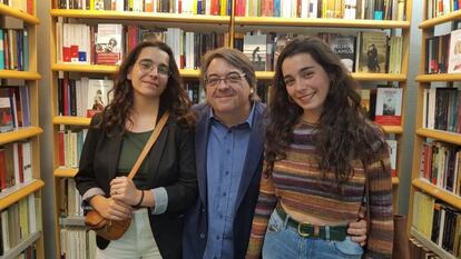 Jesús Ruiz Mantilla, entre sus hijas Paula, a la izquierda y Cristina.