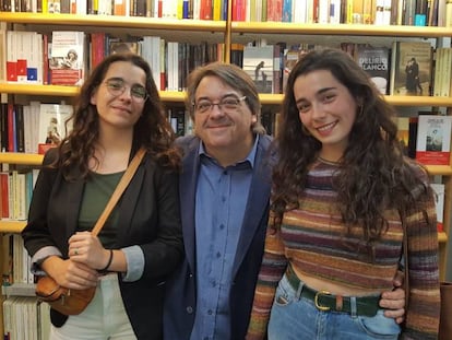 Jesús Ruiz Mantilla, entre sus hijas Paula, a la izquierda y Cristina.