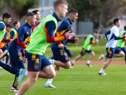Los jugadores de la selección española en un entrenamiento en la Ciudad del Fútbol de Las Rozas, Madrid, este martes.